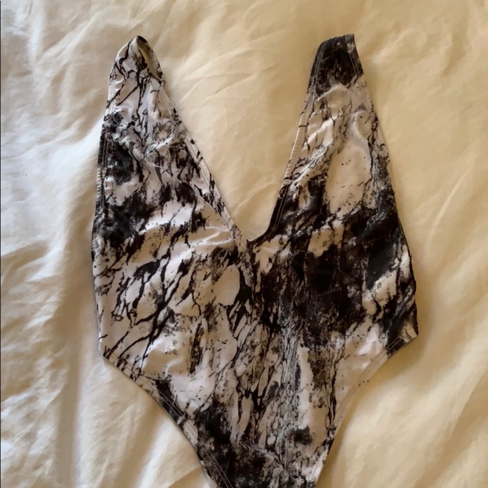 One price swim suit